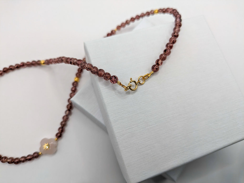 Collier perles quartz fraise et or pendentif trèfle - Ecrelya Bijoux