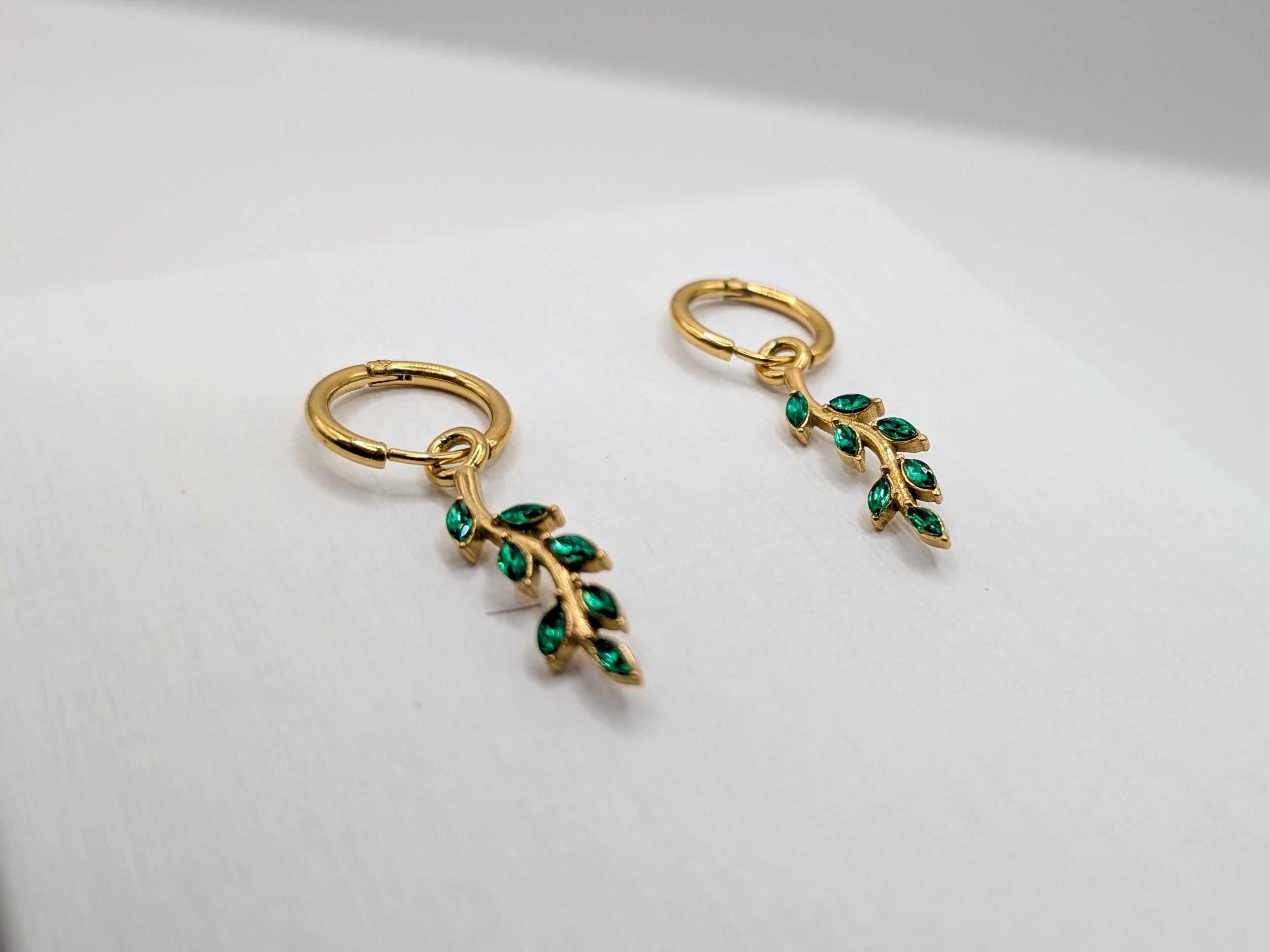 Boucles d’oreilles créoles feuille & zircons vert émeraude - Ecrelya Bijoux