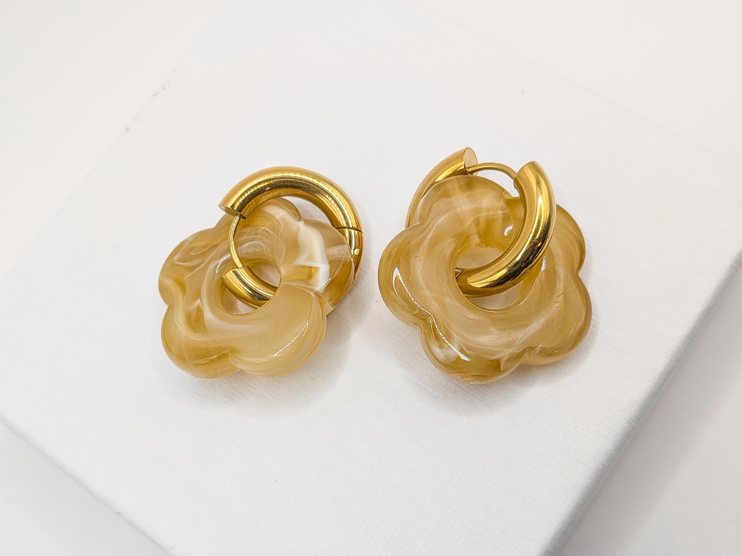 Créoles dorées fleur en résine ambre/miel - Ecrelya Bijoux