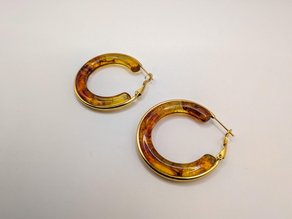 Boucles d’oreilles créoles ambre marbrée - Ecrelya Bijoux