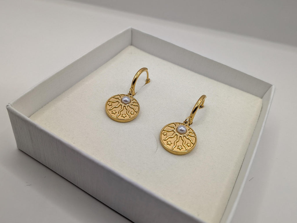 Créoles dorées pendentif soleil et perle d’eau douce - Ecrelya Bijoux