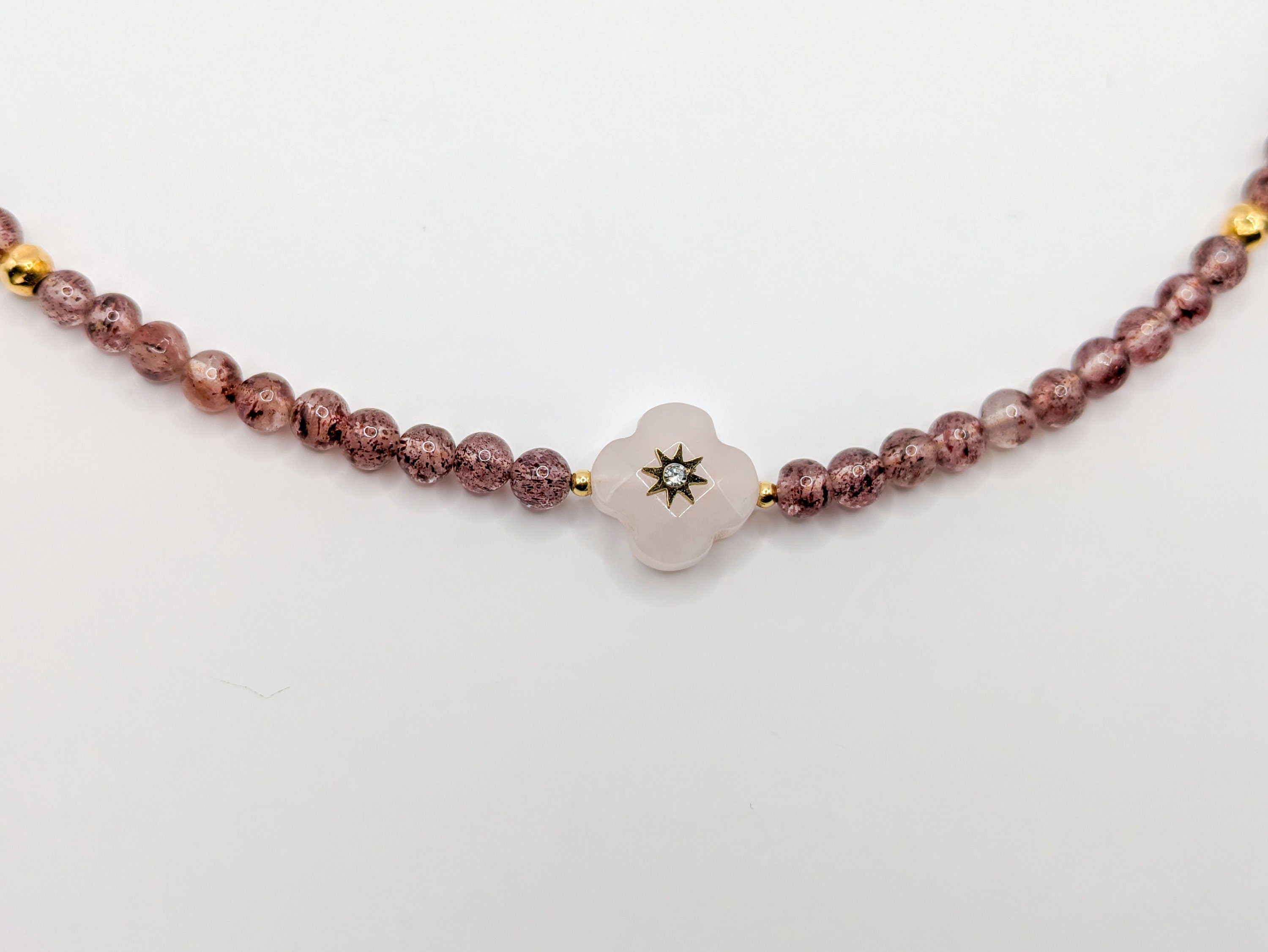 Collier perles quartz fraise et or pendentif trèfle - Ecrelya Bijoux