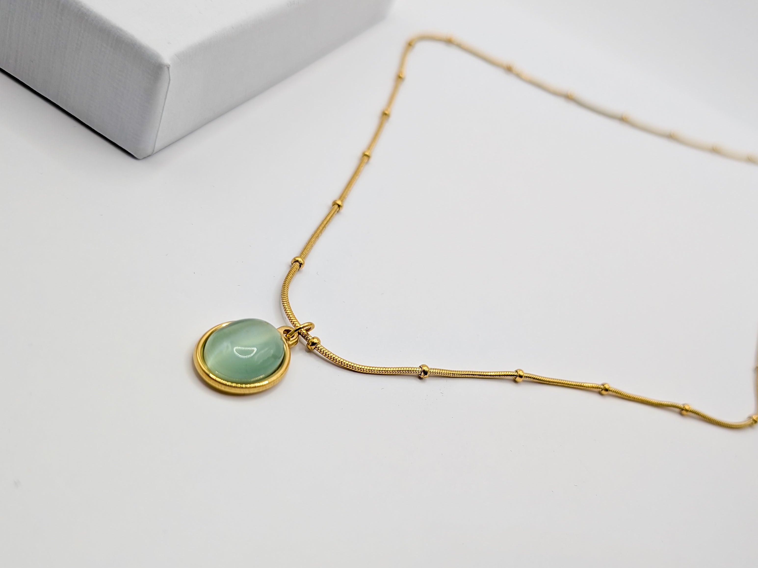 Collier doré Chrysobéryl œil-de-chat – Pendentif ovale - Ecrelya Bijoux