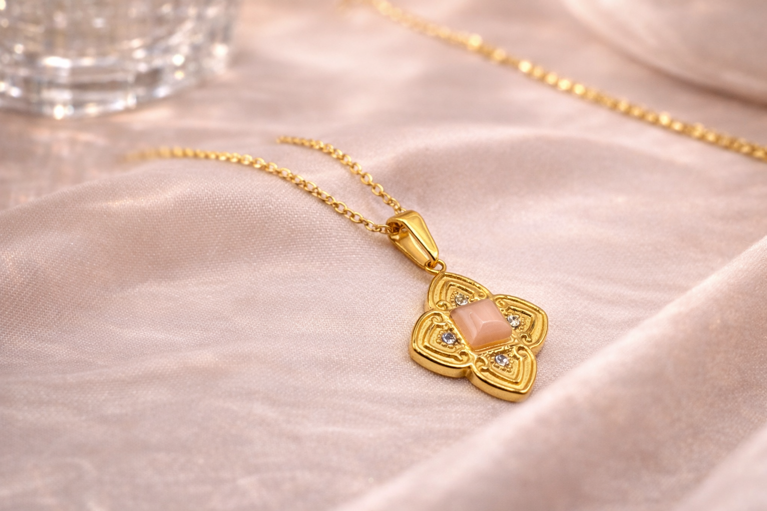 Trèfle porte bonheur, cabochon et zircons. 