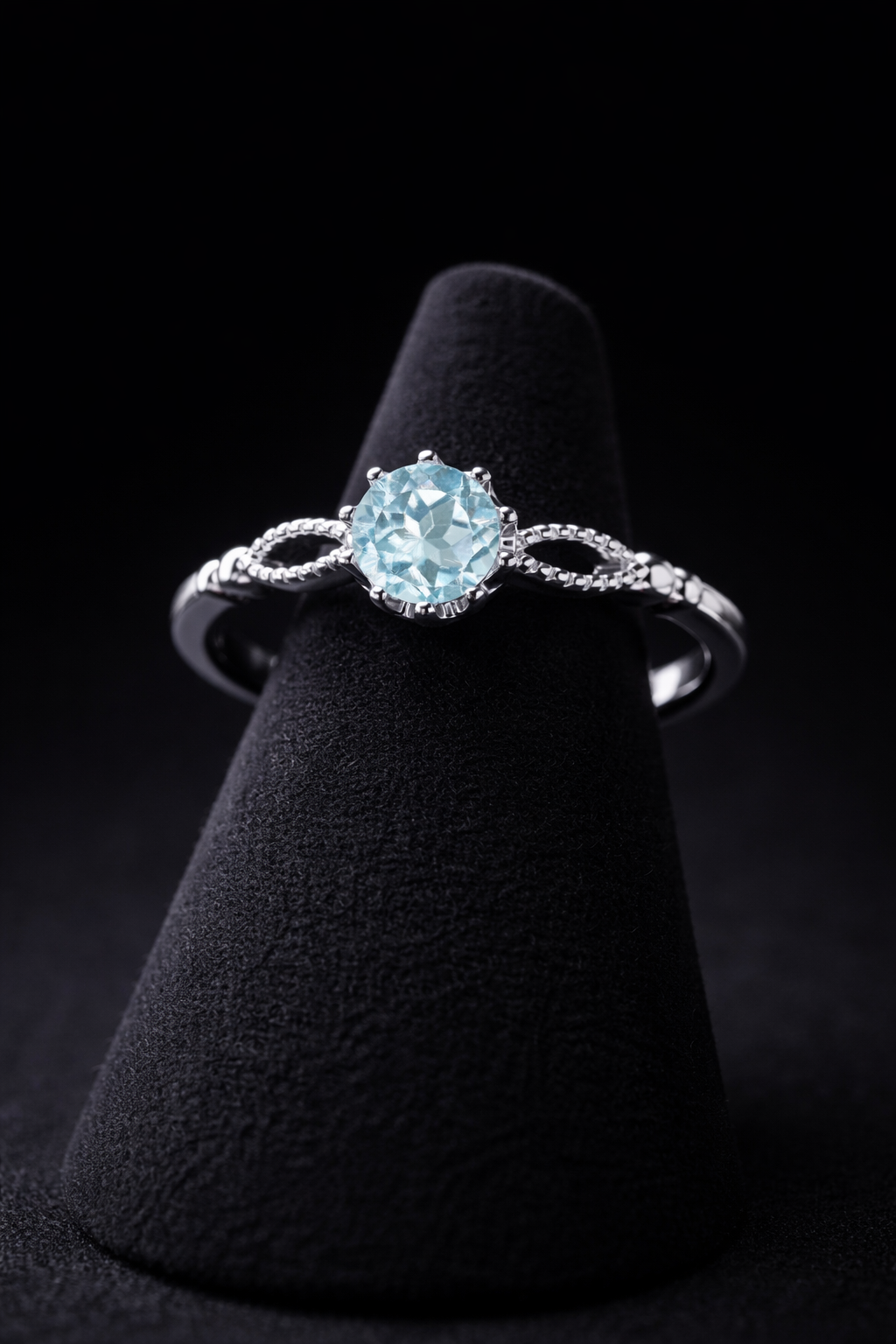 Bague topaze bleue naturelle ronde, sertissage à griffes, argent 925 finition or blanc PVD, Ecrelya Prestige.