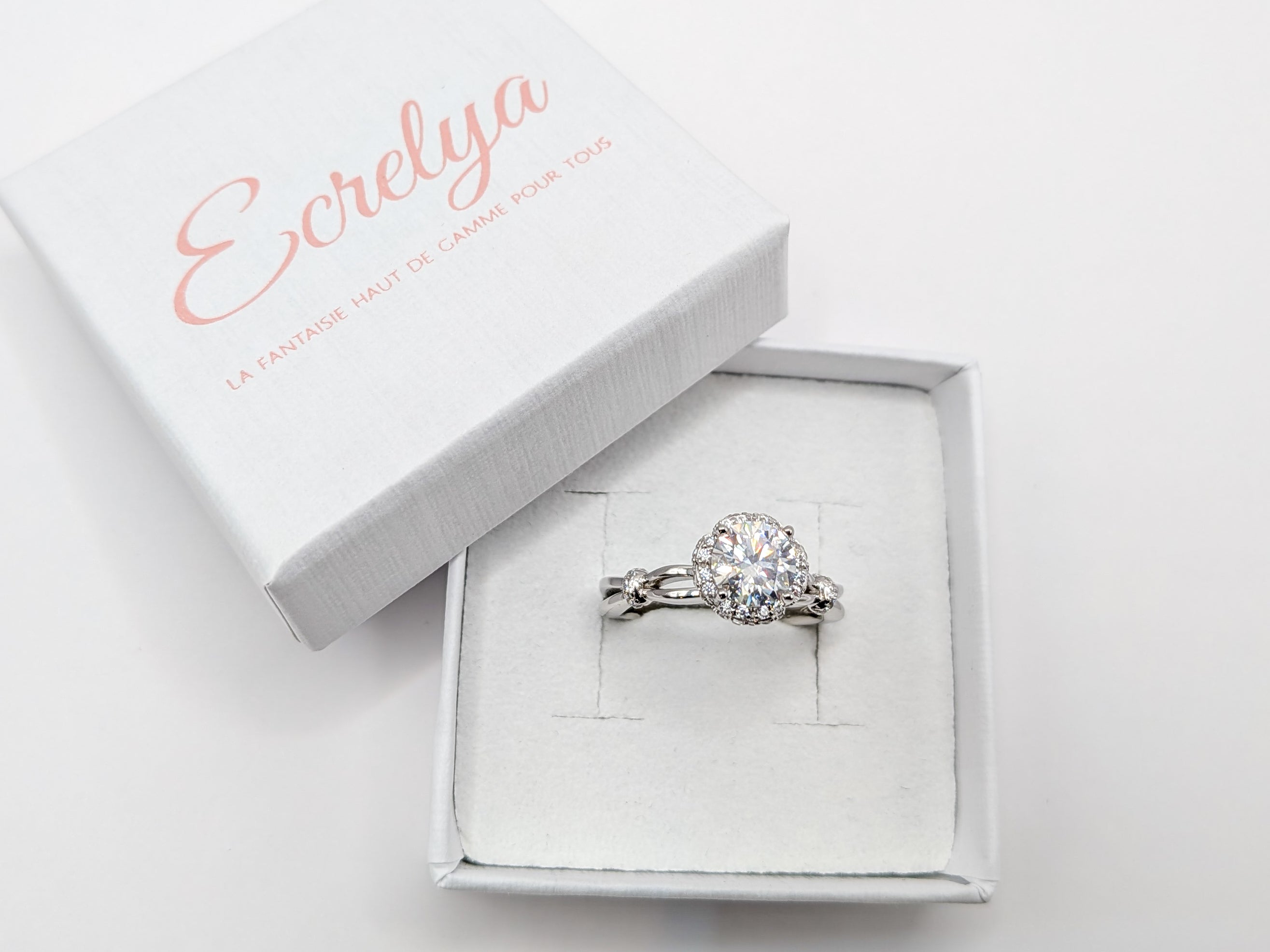 Bague Ecrelya Prestige portée, moissanite ronde 1 ct entourée d’un halo, éclat naturel et raffiné.