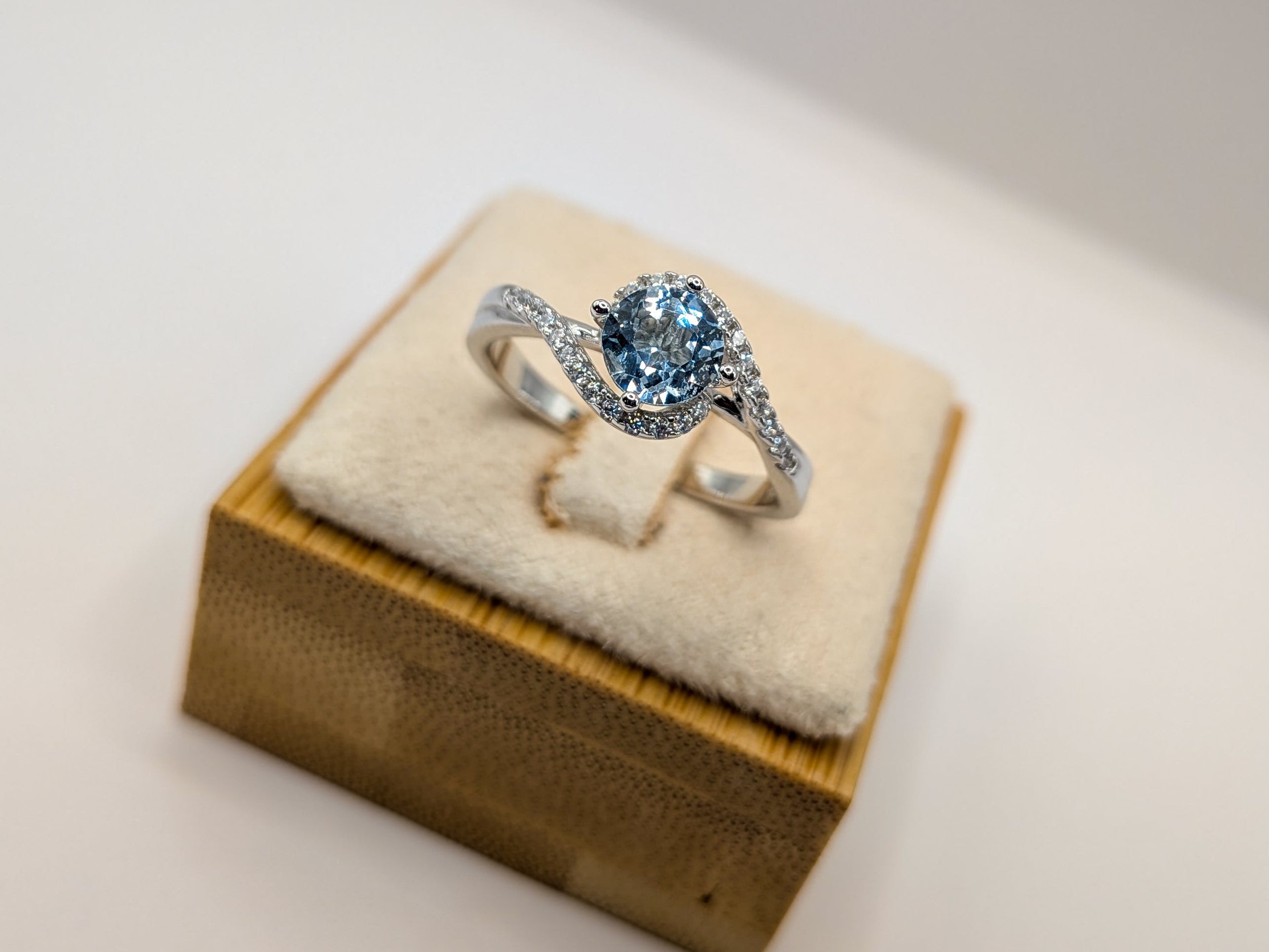 Focus sur la pierre Topaze bleue - Ecrelya Prestige