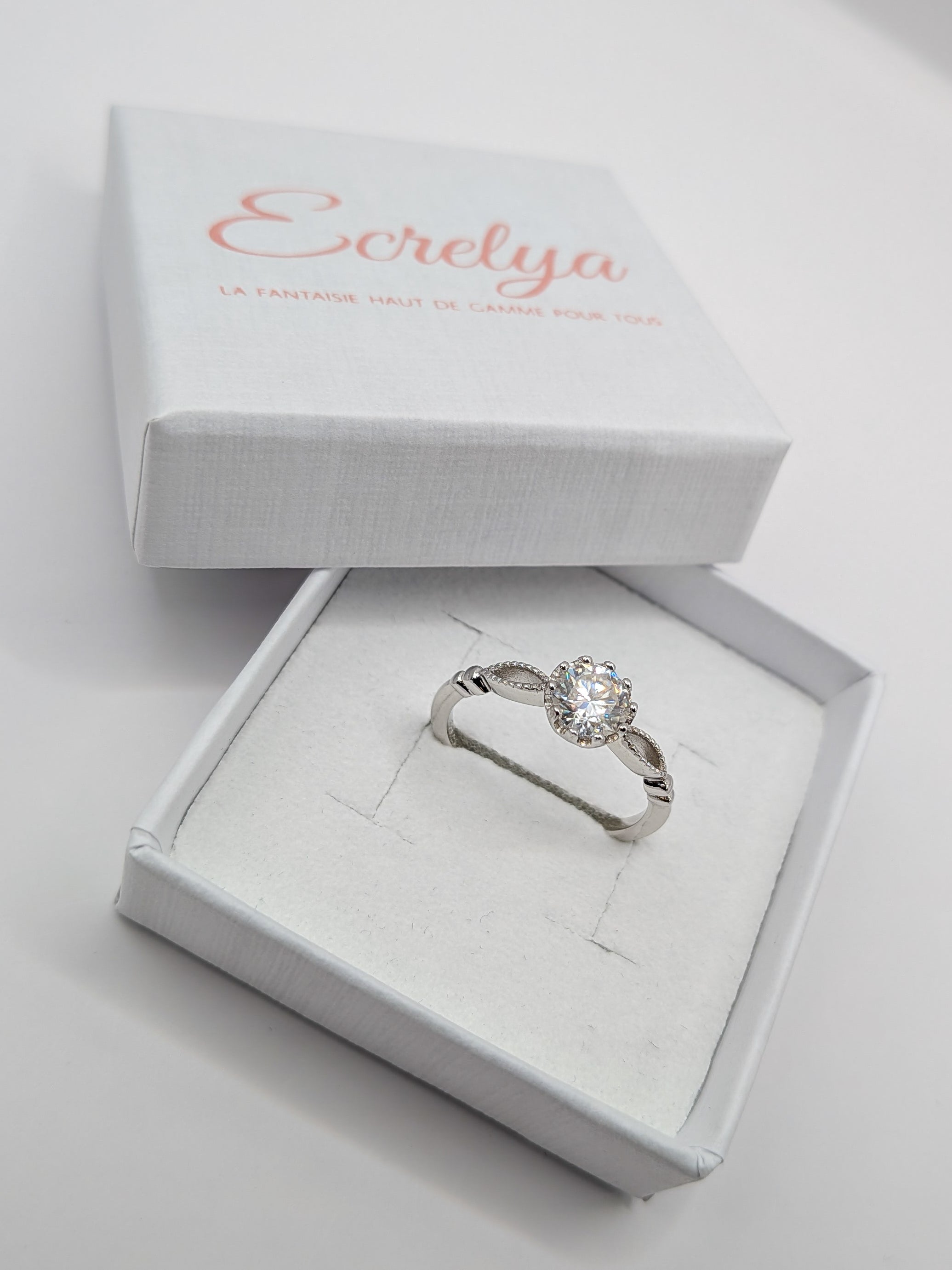 Bague moissanite halo certifiée en argent 925 or blanc PVD | Ecrelya Prestige