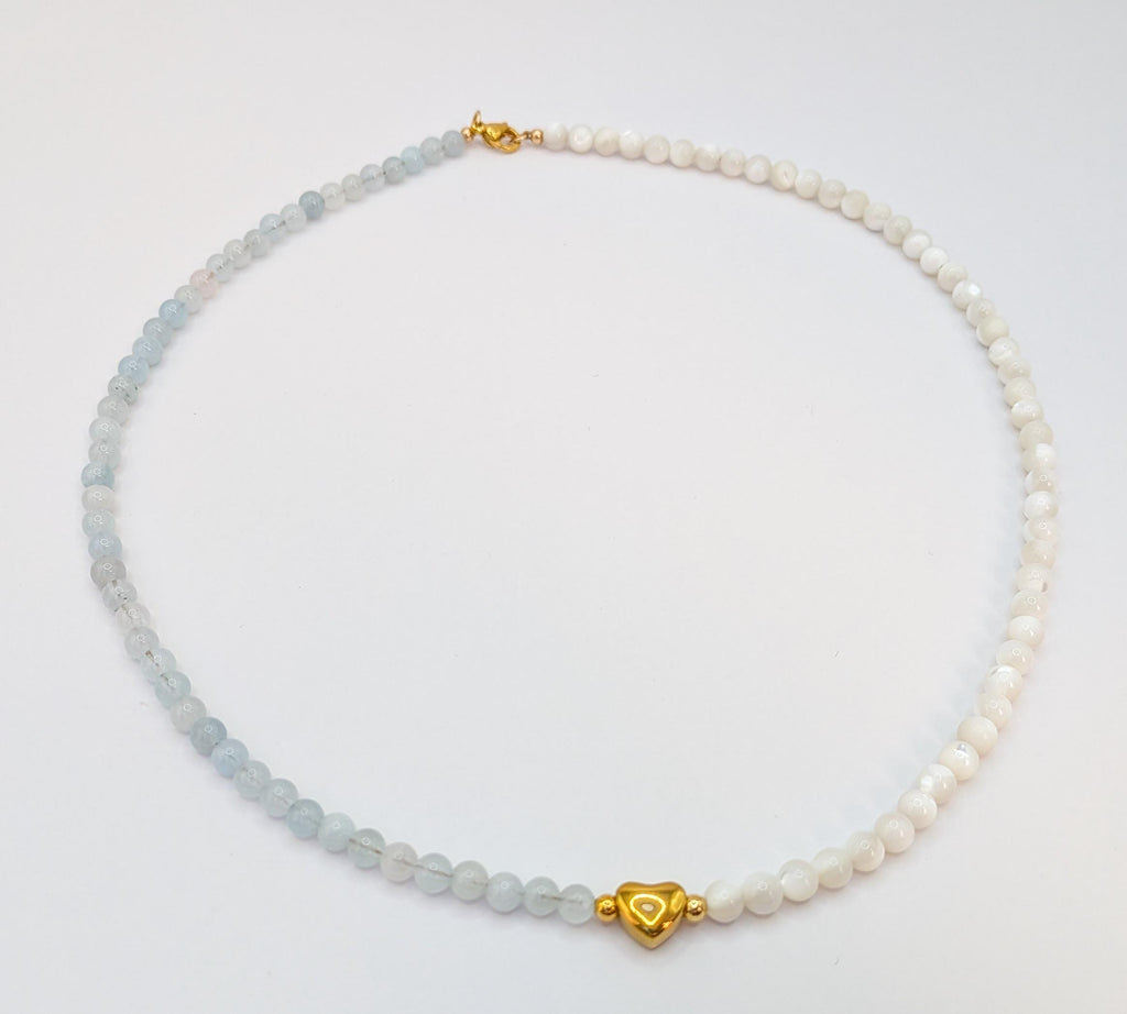 Vue du collier aigue-marine et nacre blanche sur fond blanc