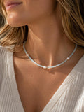 Collier aigue-marine facettée et perle d’eau douce porté au cou