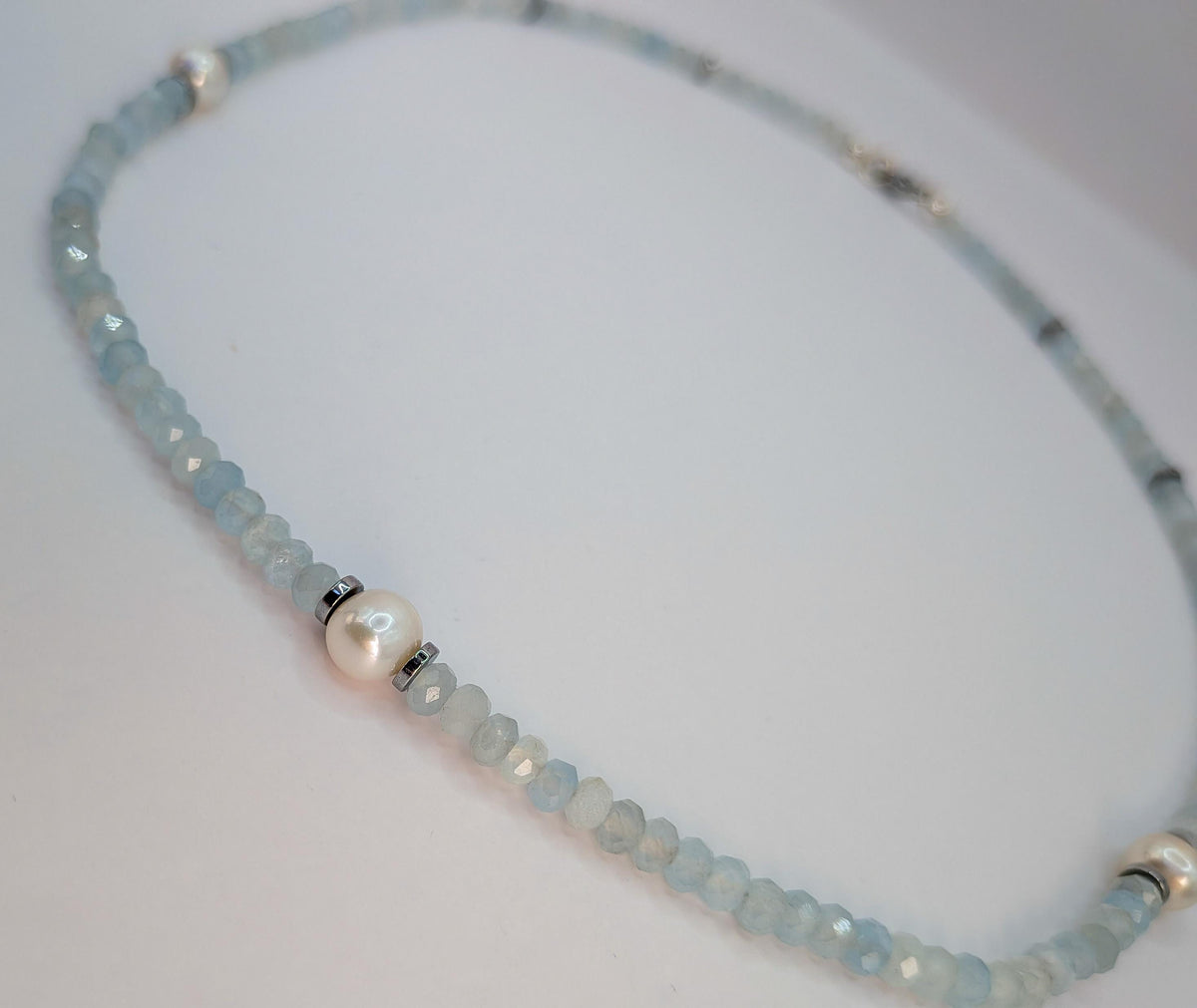 Vue du collier bleu pâle en aigue-marine avec perle centrale