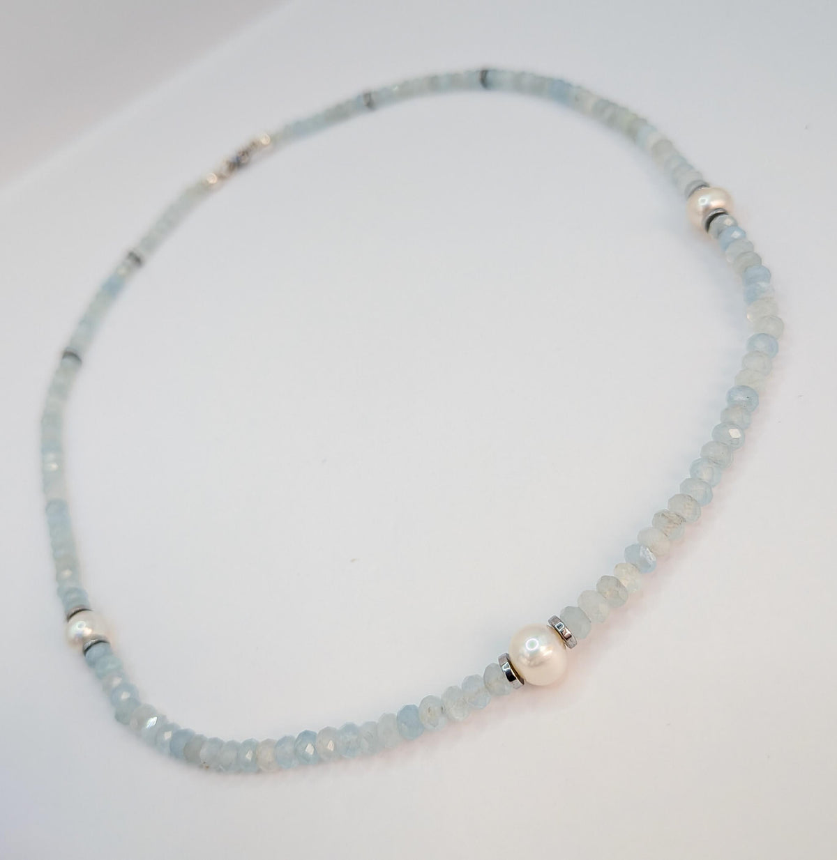 Vue complète du collier aigue-marine, perle et éléments argentés