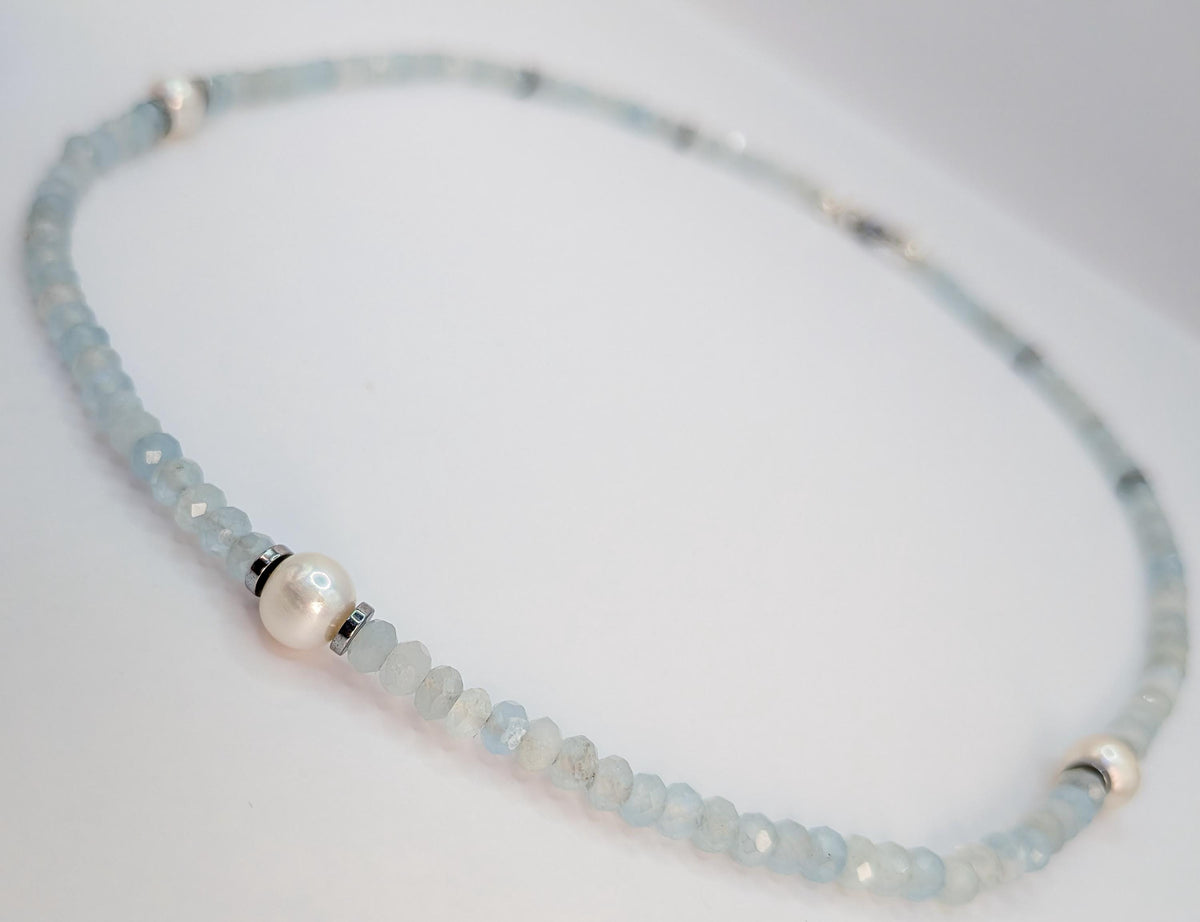Collier aigue-marine et perle d’eau douce sur fond blanc