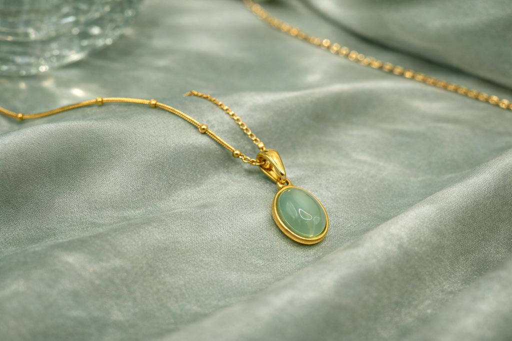 Collier doré Ecrelya avec chrysobéryl naturel œil-de-chat, pendentif ovale 