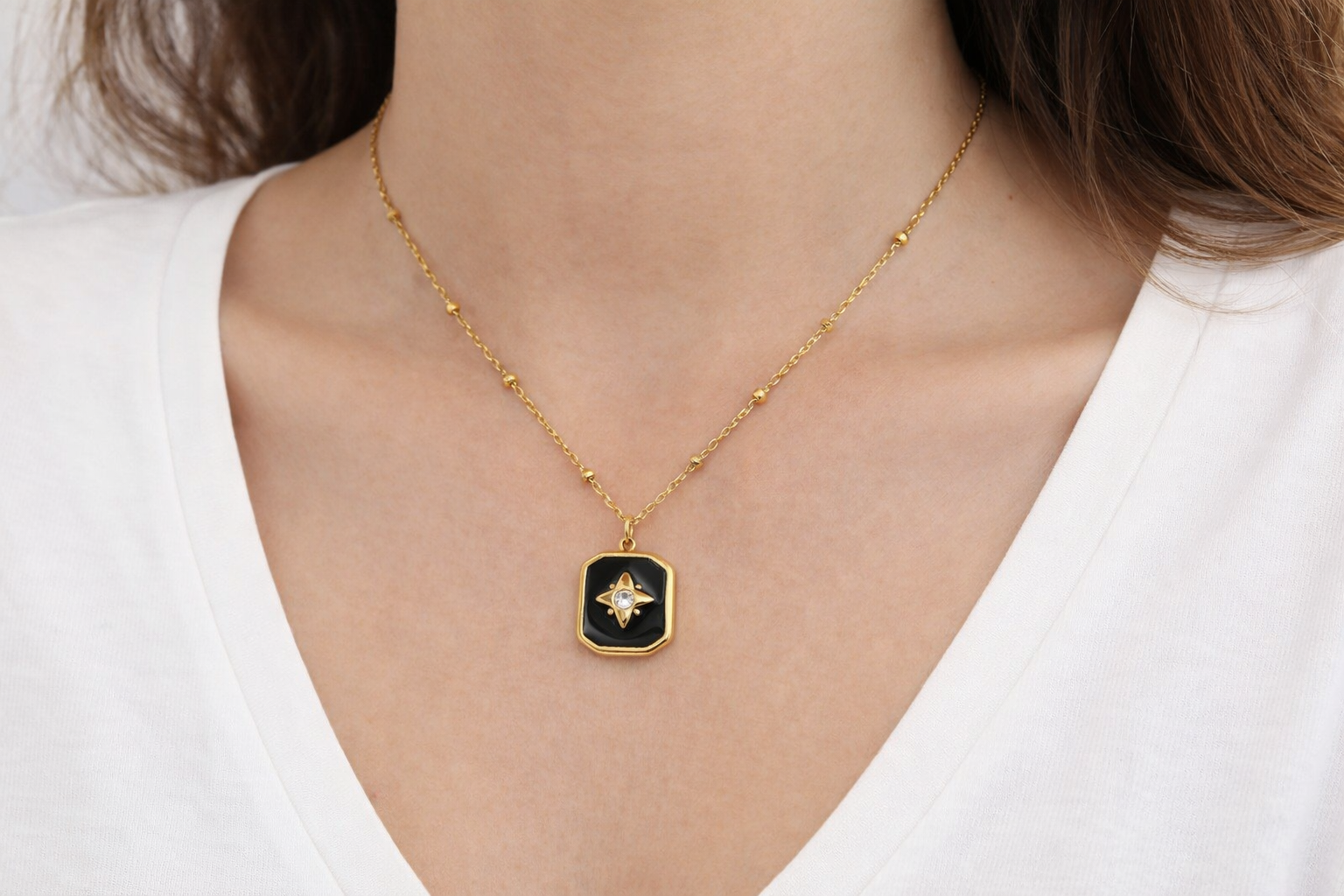 Collier Étoile Dorée Émail Noir - Ecrelya Bijoux