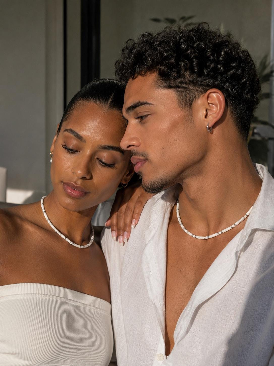 Collier howlite unisexe porté par un homme aux côtés d’une femme