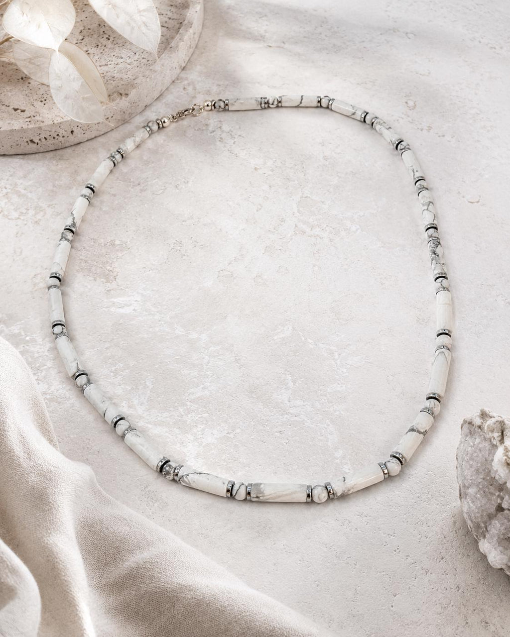 Vue complète du collier howlite à perles tube et hématite sur tissu clair