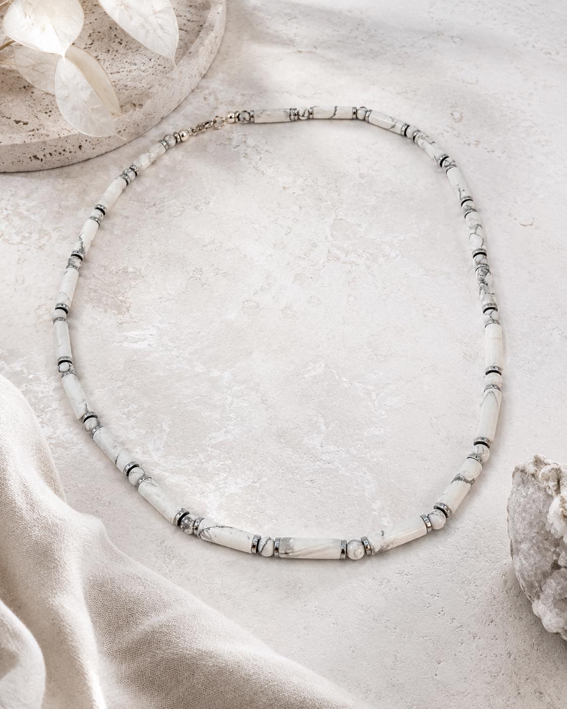 Vue complète du collier howlite à perles tube et hématite sur tissu clair