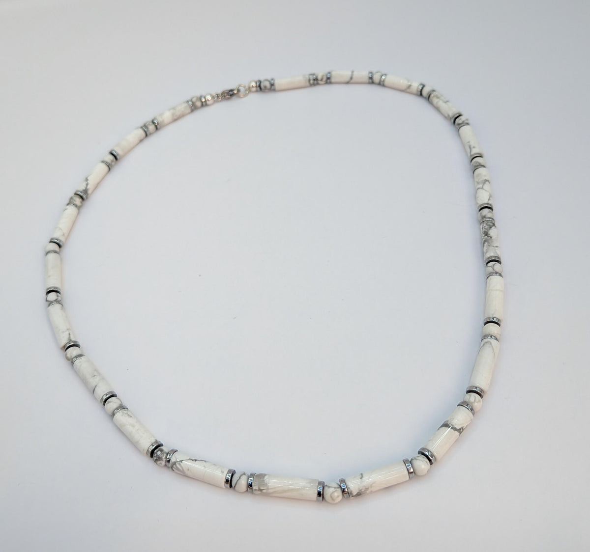 Vue du collier howlite à perles tube et rondes sur fond blanc