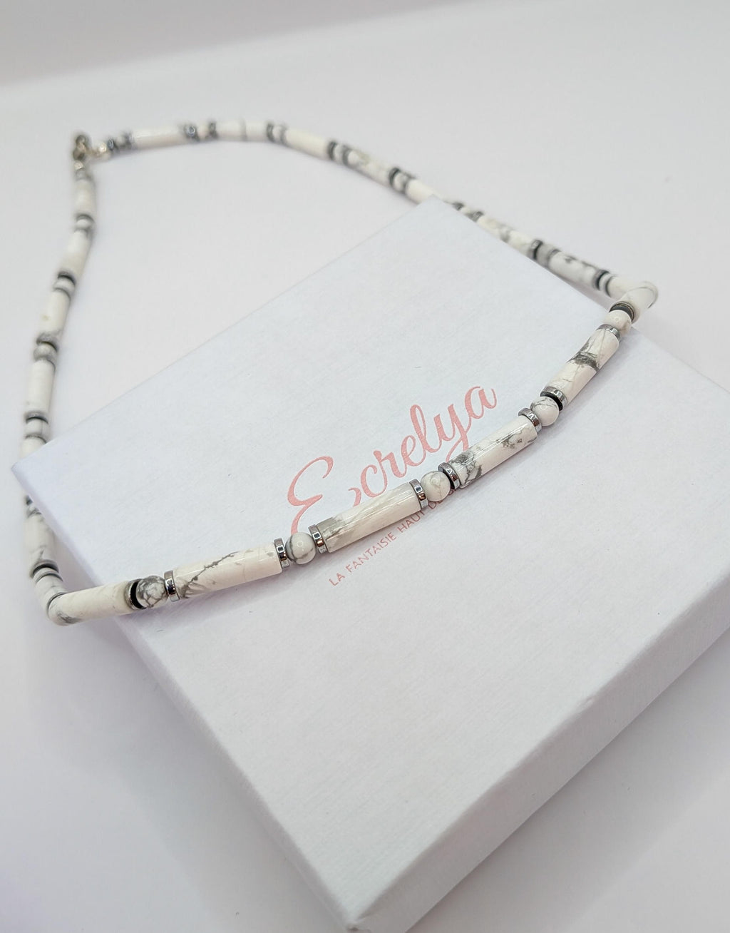Détail des veinures de la howlite sur un écrin Ecrelya