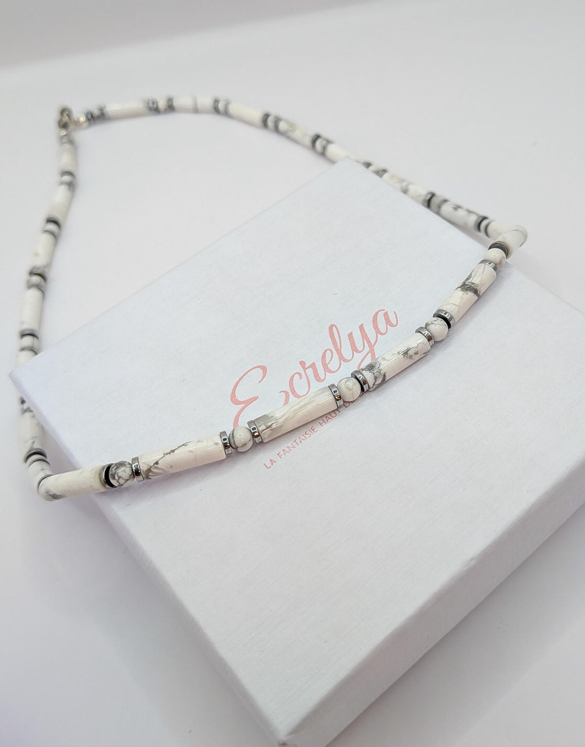 Détail des veinures de la howlite sur un écrin Ecrelya