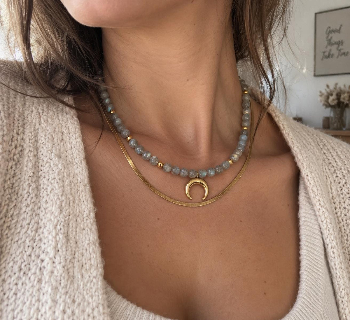 Collier Luna en labradorite et croissant de lune doré porté au cou
