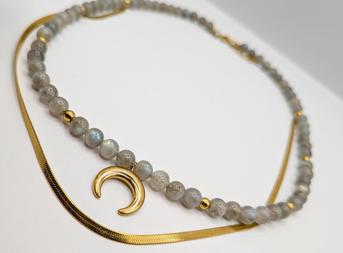 Collier Luna avec perles de labradorite et lune dorée sur un écrin