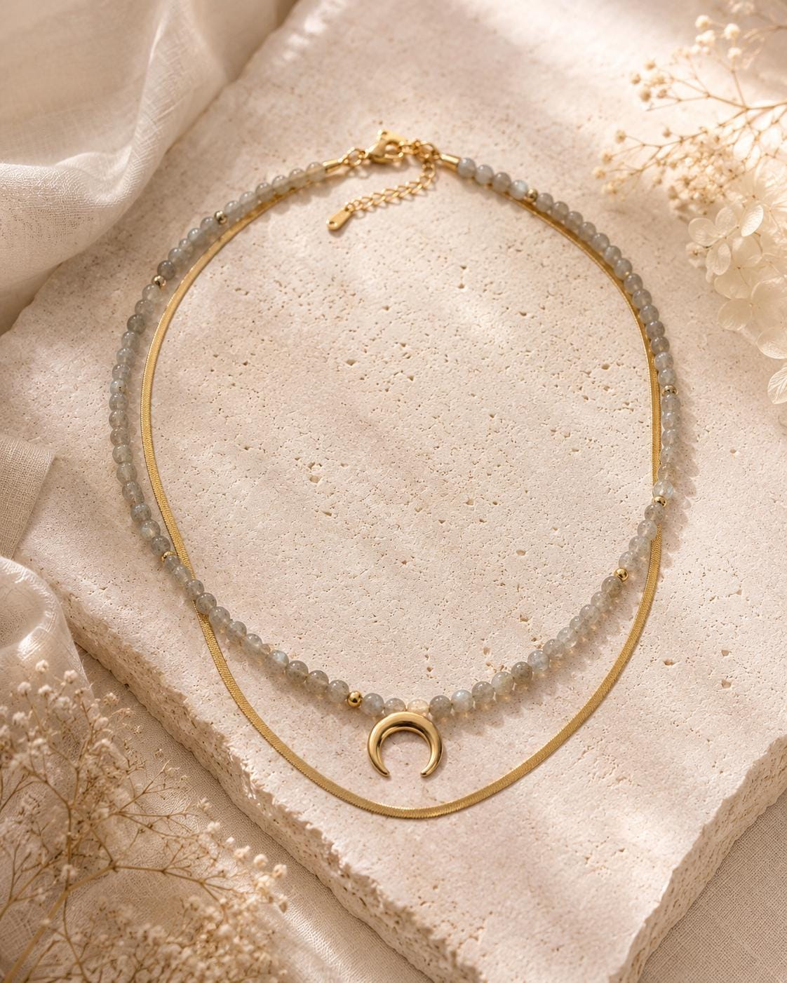 Vue complète du collier Luna en labradorite sur une pierre claire