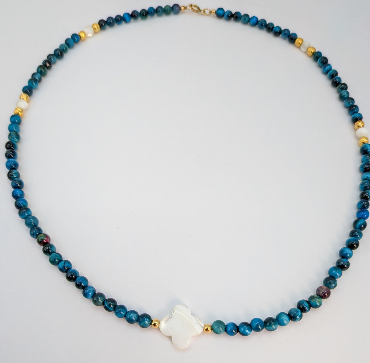 Vue complète du collier bleu et nacre sur fond blanc