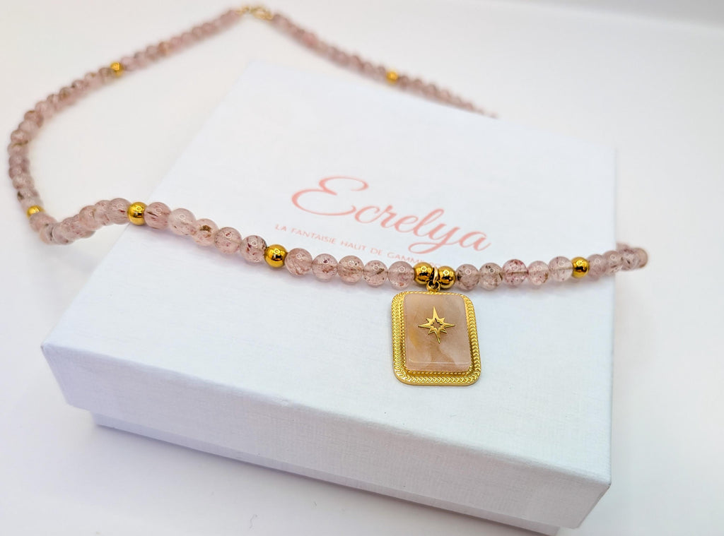 Collier quartz fraise et pendentif rectangulaire étoilé sur un écrin Ecrelya