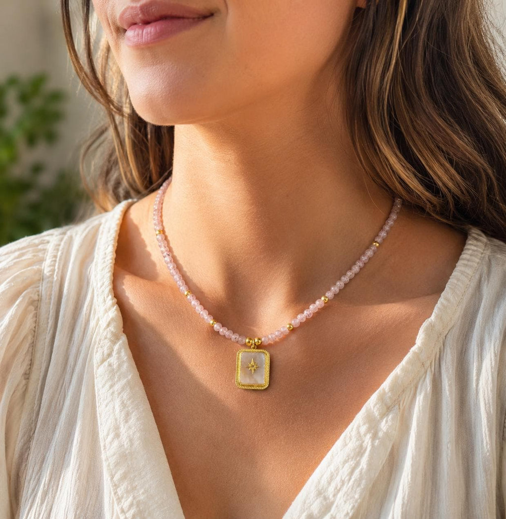 Vue portée du collier en quartz fraise rose et pendentif étoile doré