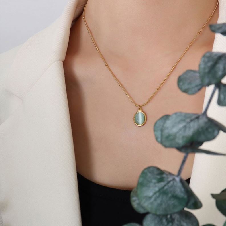 Collier doré Chrysobéryl œil-de-chat – Pendentif ovale - Ecrelya Bijoux