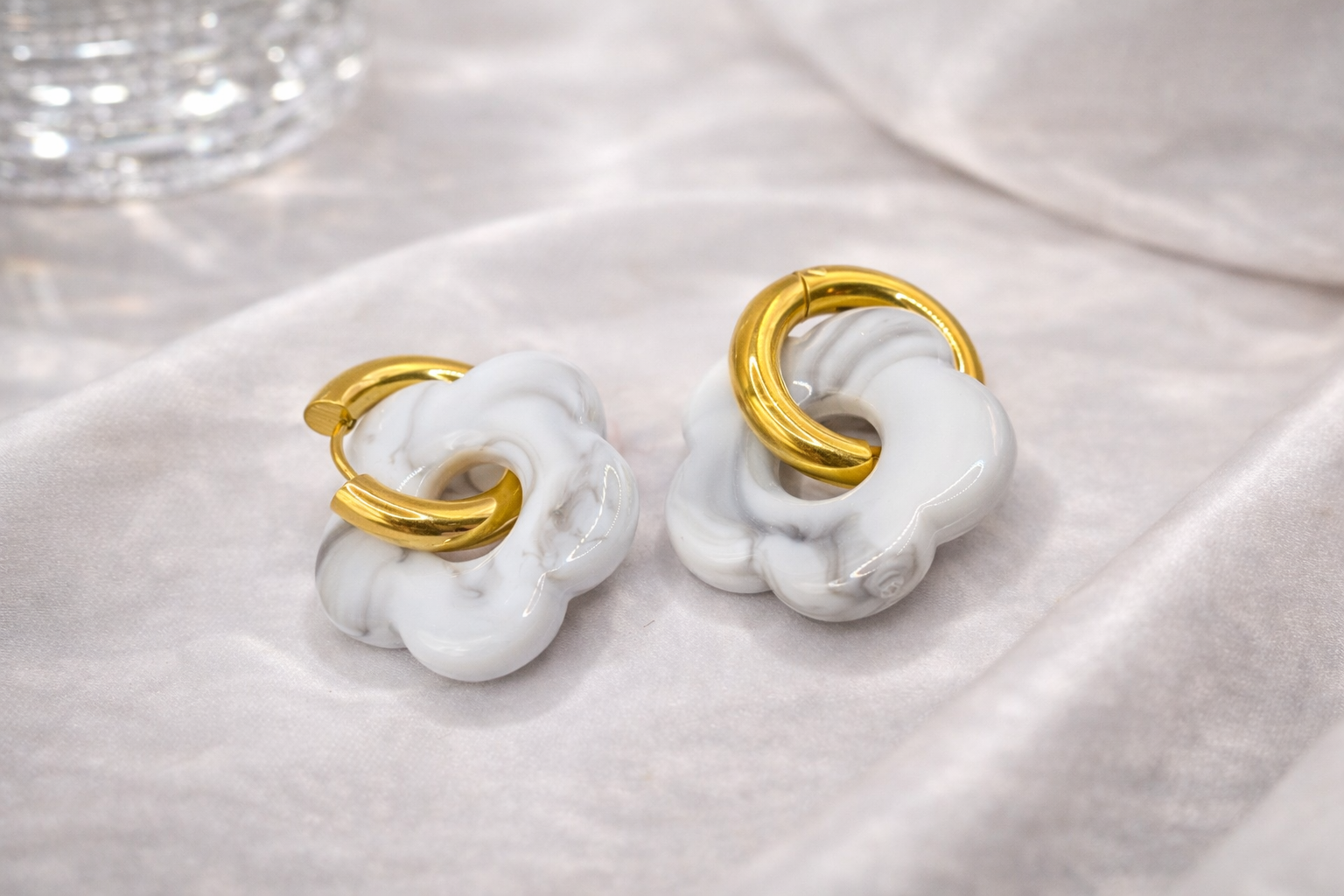 Créoles dorées  fleur en résine nacrée blanc & noir - Ecrelya Bijoux