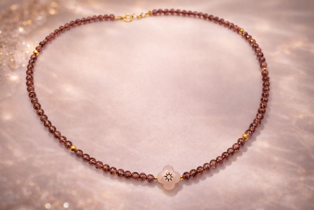 Collier perles quartz fraise et or pendentif trèfle - Ecrelya Bijoux