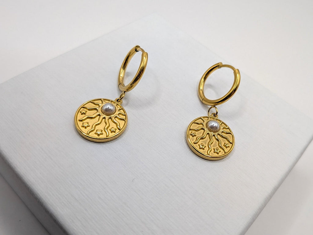 Créoles dorées pendentif soleil et perle d’eau douce - Ecrelya Bijoux