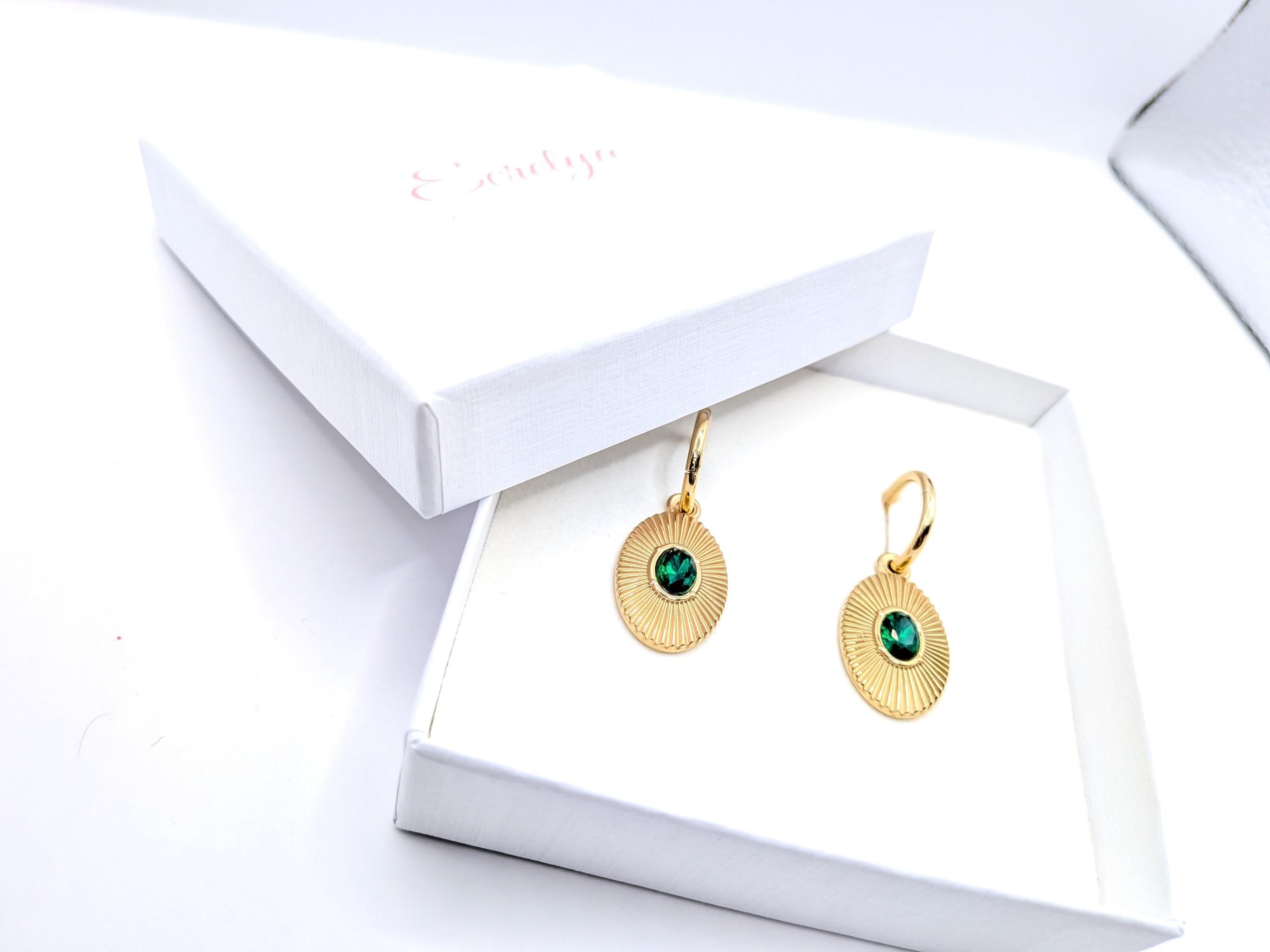 Créoles dorées soleil et zircon vert émeraude - Ecrelya Bijoux