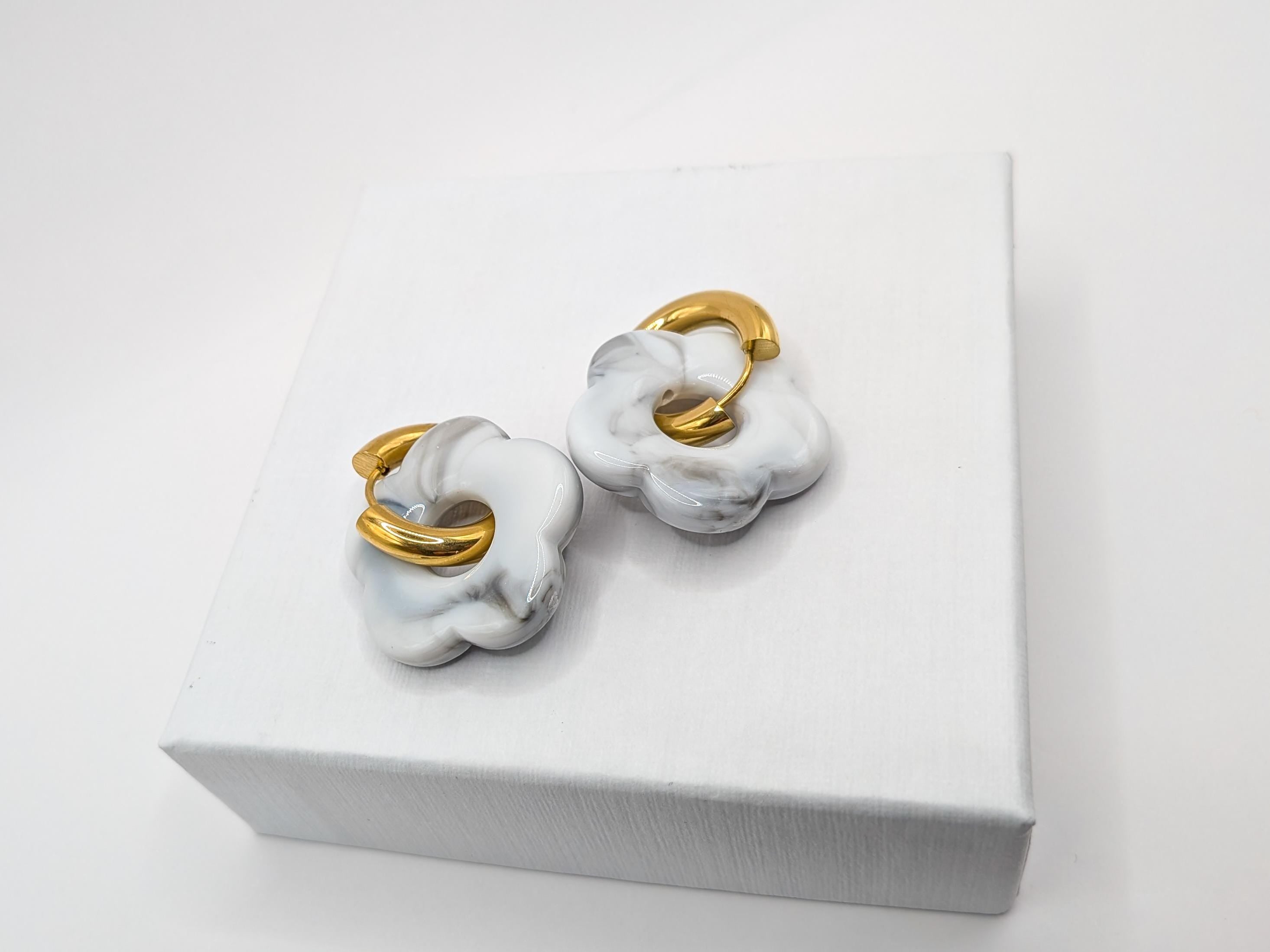 Créoles dorées  fleur en résine nacrée blanc & noir - Ecrelya Bijoux