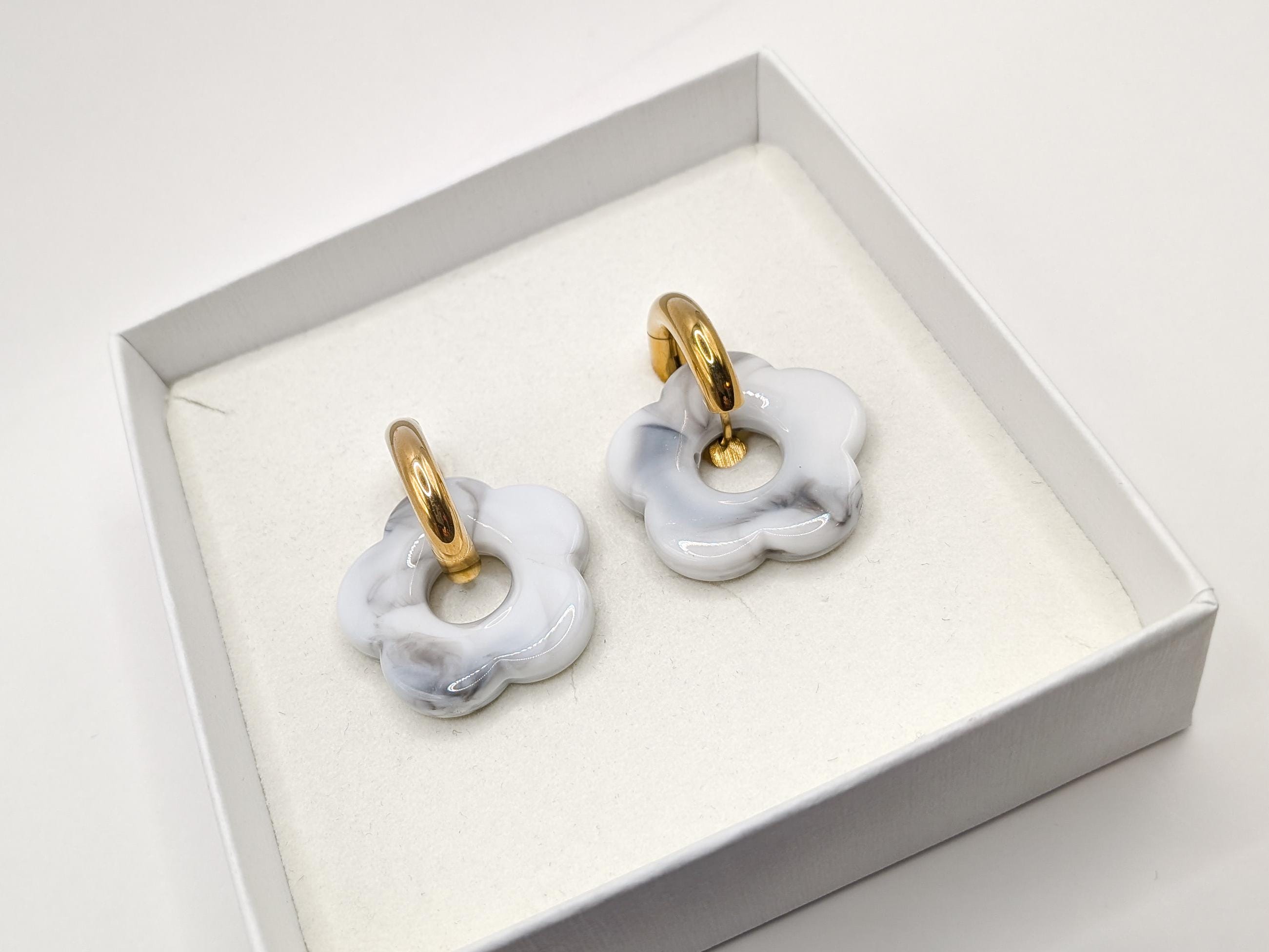 Créoles dorées  fleur en résine nacrée blanc & noir - Ecrelya Bijoux