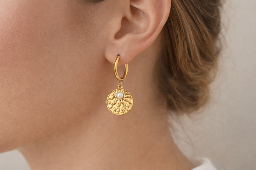 Créoles dorées pendentif soleil et perle d’eau douce - Ecrelya Bijoux