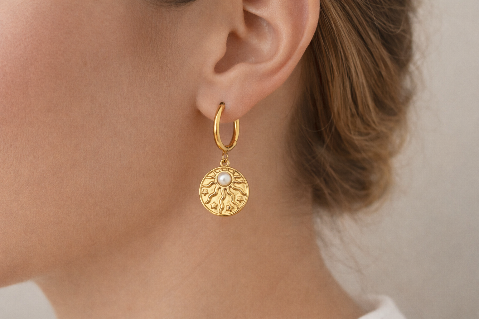 Créoles dorées pendentif soleil et perle d’eau douce - Ecrelya Bijoux