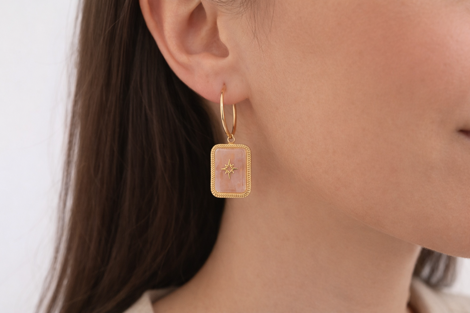 Boucle d'oreille dorée, créole, et quartz rose - Ecrelya Bijoux