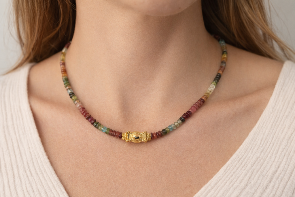Collier en tourmalines naturelles multicolores porté autour du cou